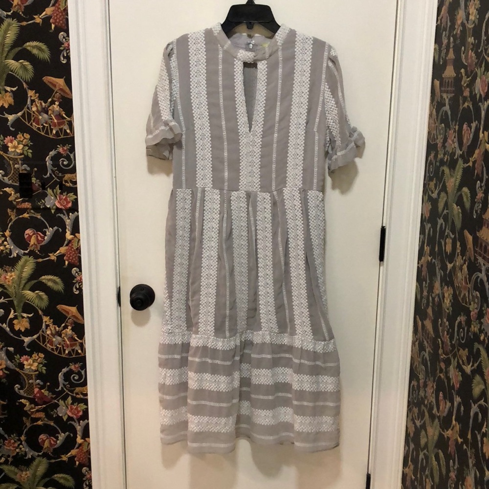Gianni Bini grey and white dress with back zipper. Size L